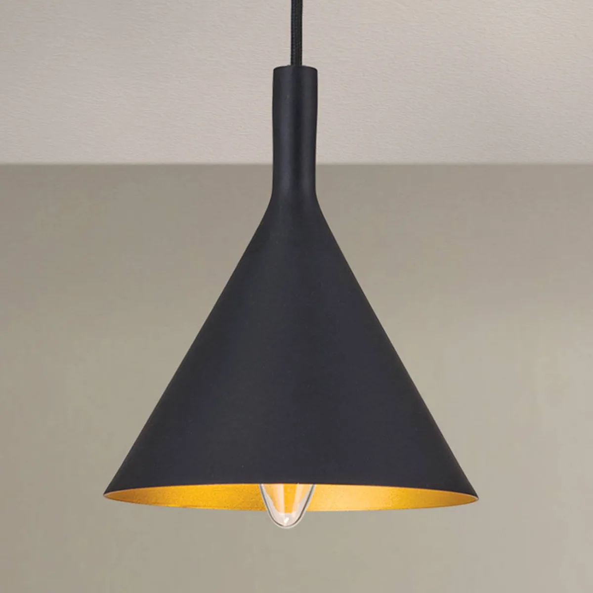 Kegelvormige hanglamp Gunda in zwartgoud de Orion en Noir, Or – photo produit