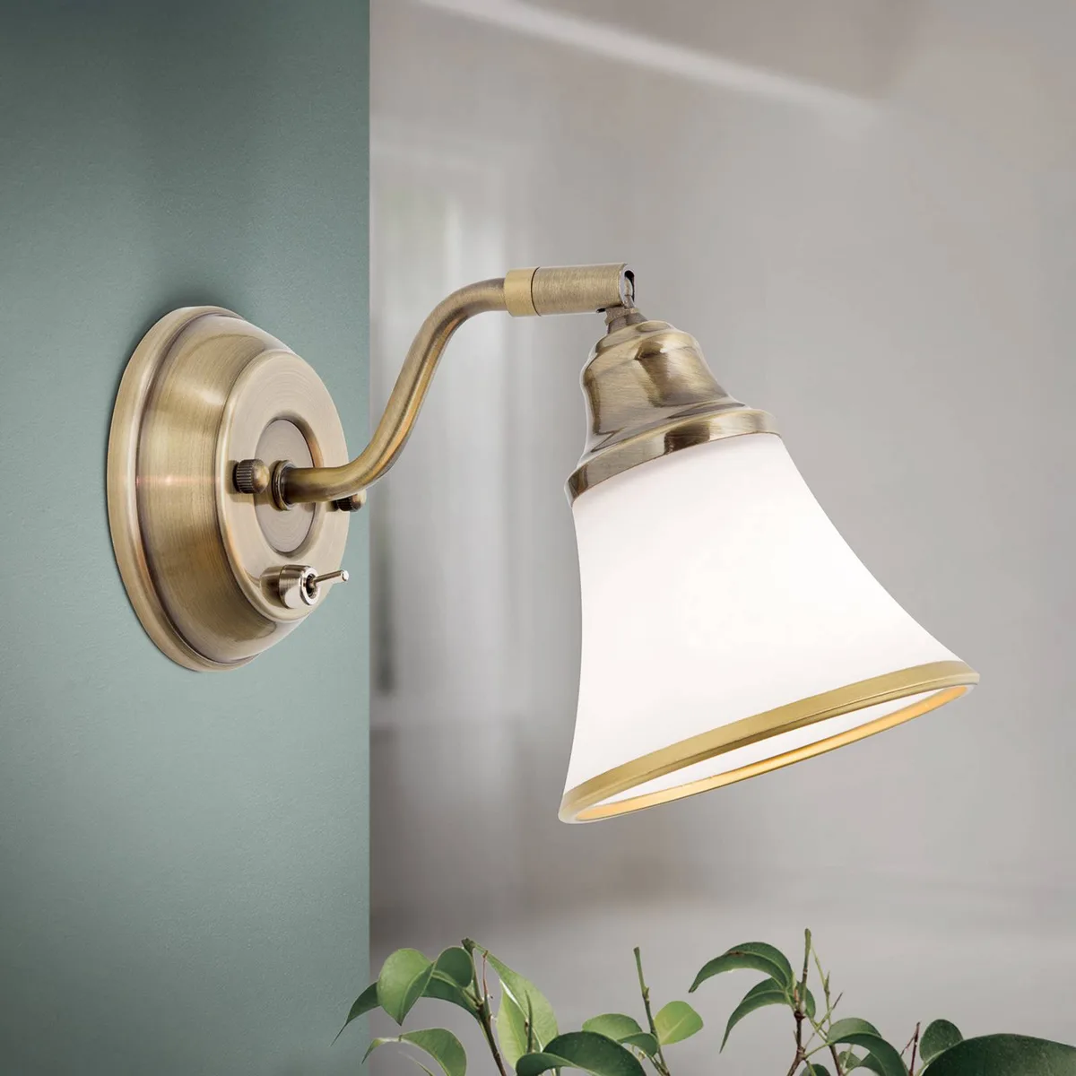 Klassieke wandlamp TILDA met verstelbare kop de Orion en Oudmessing, Blanc – photo produit