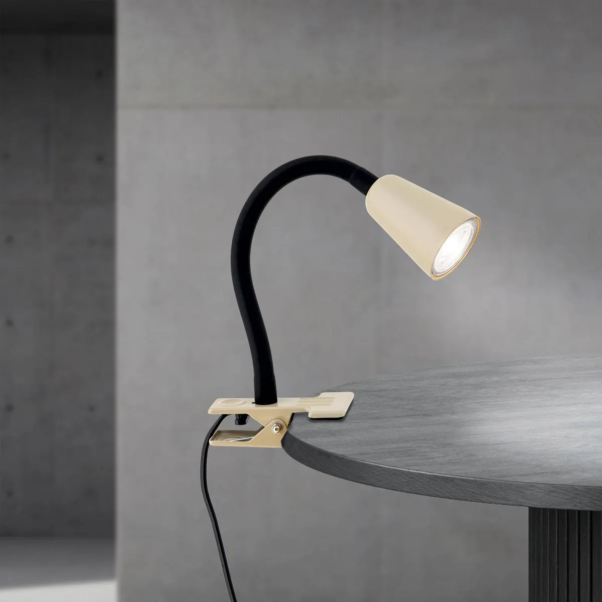 Klemlamp Dotty, hoogte 33 cm, GU10 från Orion i Kaki – produktbild