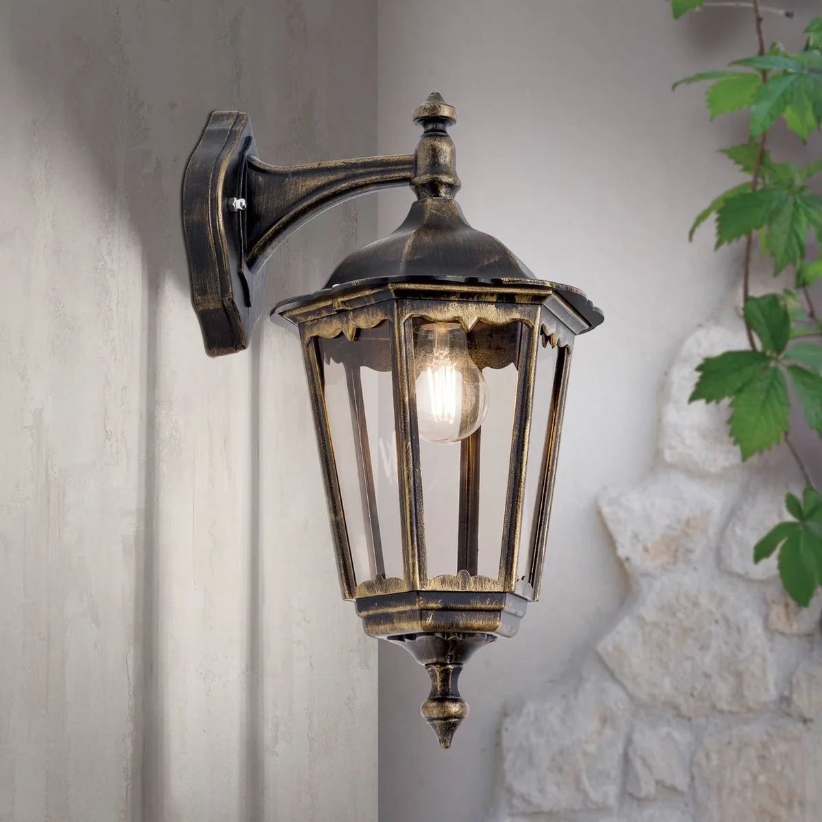 Lantaarnvormige buitenwandlamp Fabio, hangend von Orion in Zwart-goud, Rookgrijs – Produktfoto