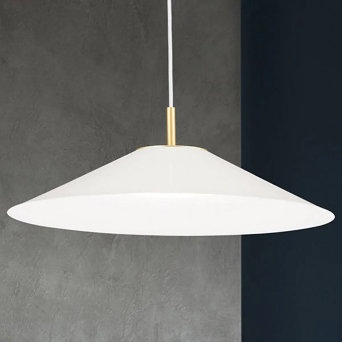 Gourmet LED-hængelampe, hvid skærm fra Orion i Hvid, Mat messing – produktbillede