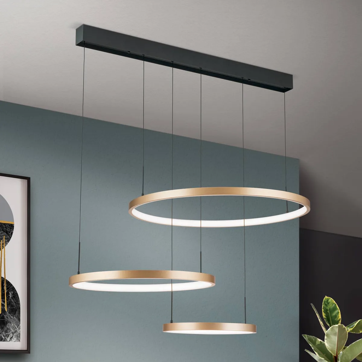 LED hanglamp Sphere, 3-lamps, zwart/goud van Orion in Zwart, Mat goud. wit – productfoto