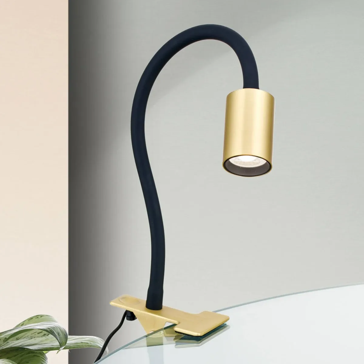 LED klemlamp Kurt messing-mat van Orion in Mat messing, Zwart – productfoto