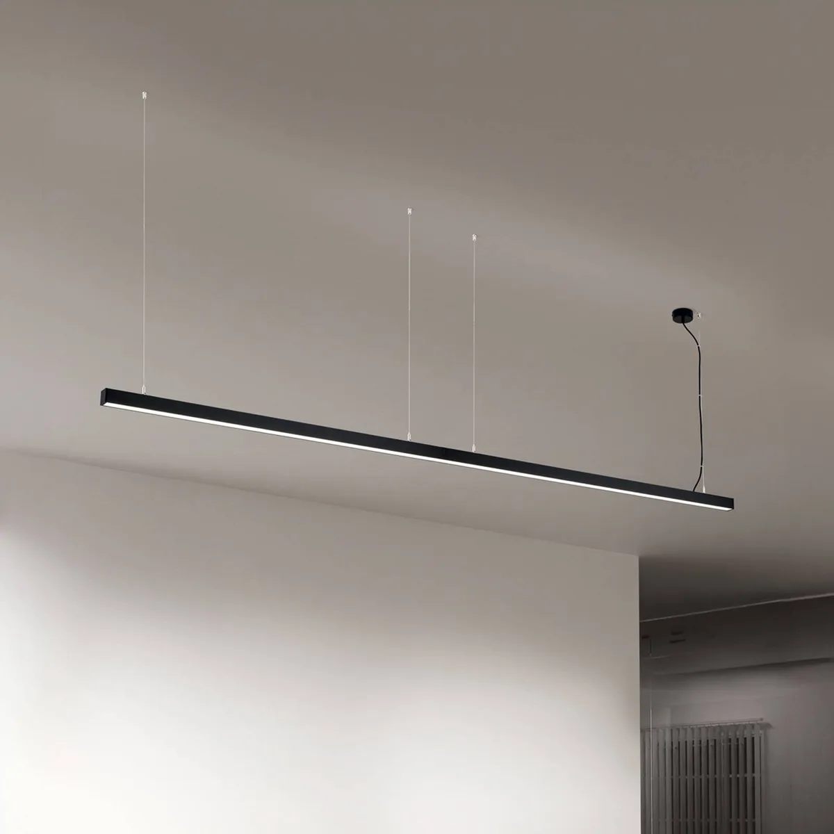 LED plafondlamp Bounce, zwart, lengte 113 cm, CCT, aluminium van Orion in Zwart, Wit mat – productfoto