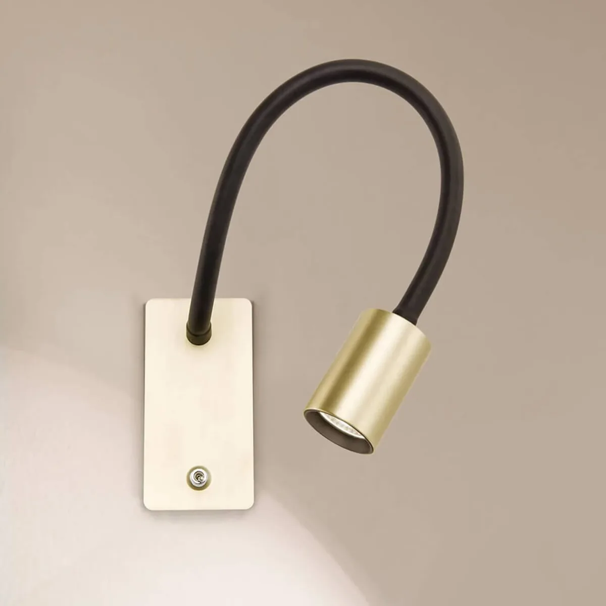 LED wandlamp Kurt messing mat met flexibele arm de Orion en Mat messing, Noir – photo produit