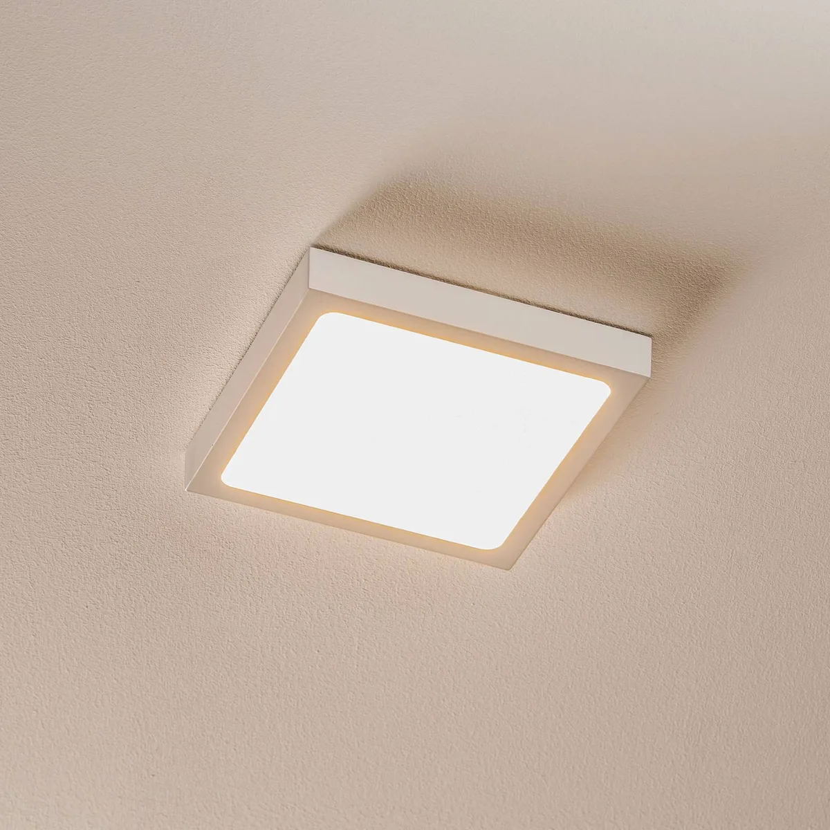 LED wandlamp Vika in vierkante vorm, 18 cm van Orion in Wit, Gesatineerd – productfoto