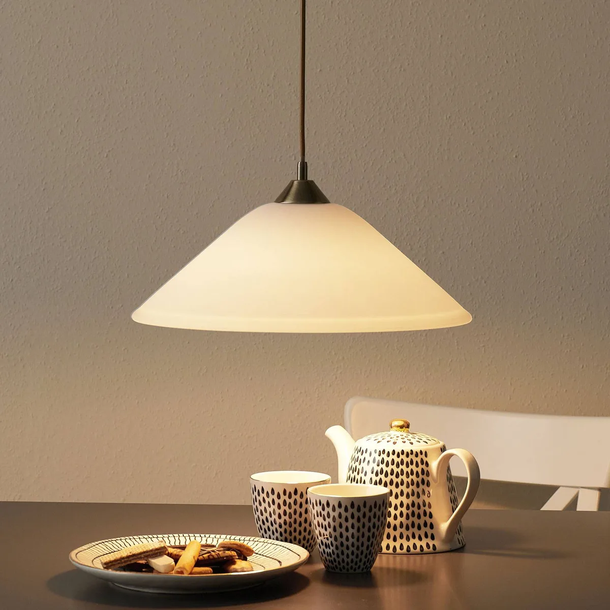 LOISA stijlvolle opaalglas-hanglamp, oud-messing van Orion in Mat oud-messing, Wit – productfoto