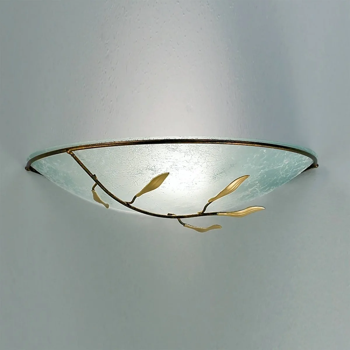 Luca wandlamp, antiek goud, scavo glas von Orion in Goud antiek, Opaal wit – Produktfoto