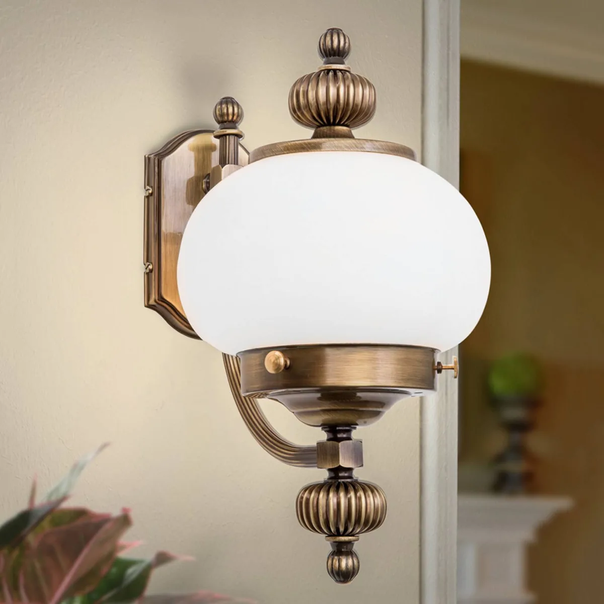 Luisterrijke wandlamp DELIA by Orion in Oudmessing, Opaalwit – product photo