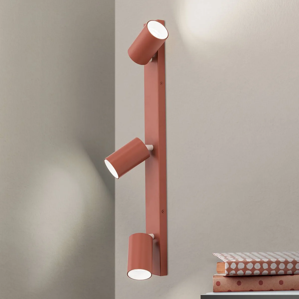 Penn plafondspot, lengte 60 cm, aluminium van Orion in Koraalrood – productfoto