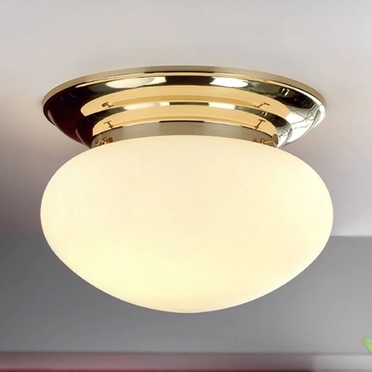 Delia loftlampe, cremefarvet glas fra Orion i Messing, Mat crème – produktbillede