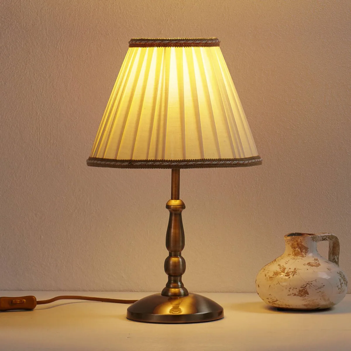 ROSELLA tafellamp 40 cm hoog van Orion in Oud goud gepatineerd, Crème – productfoto