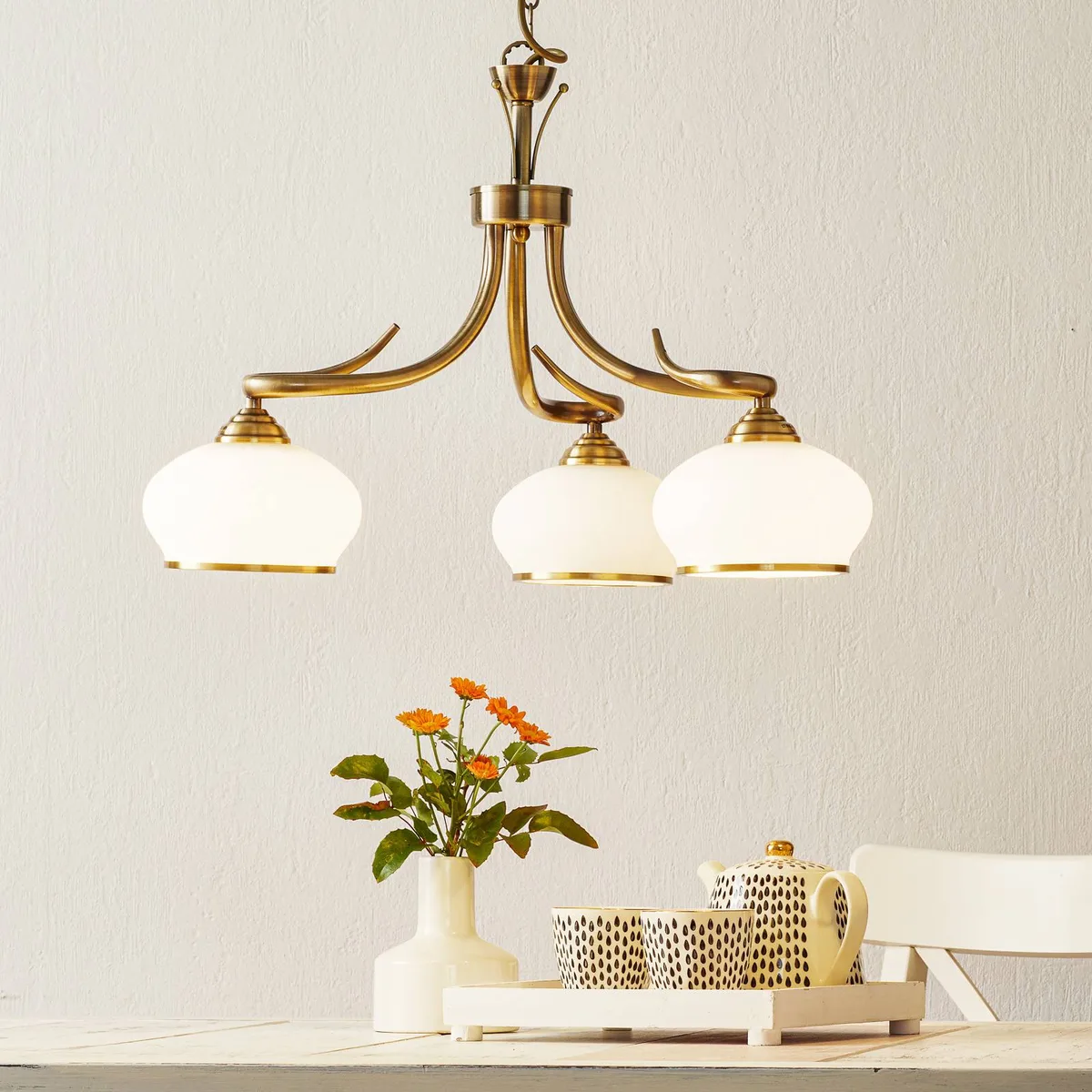 Smaakvolle hanglamp Elvira, 3-lichts de Orion en Zijdemat opaalwit, Oudmessing – photo produit