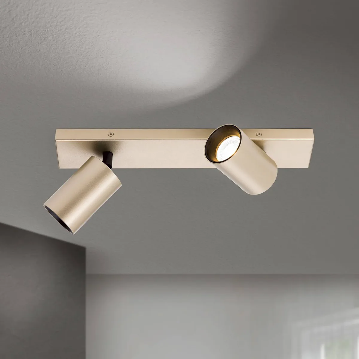 Spot Sean, 2-lamps, goudkleurig, metaal, draaibaar fra Orion i Goudmat – produktbillede