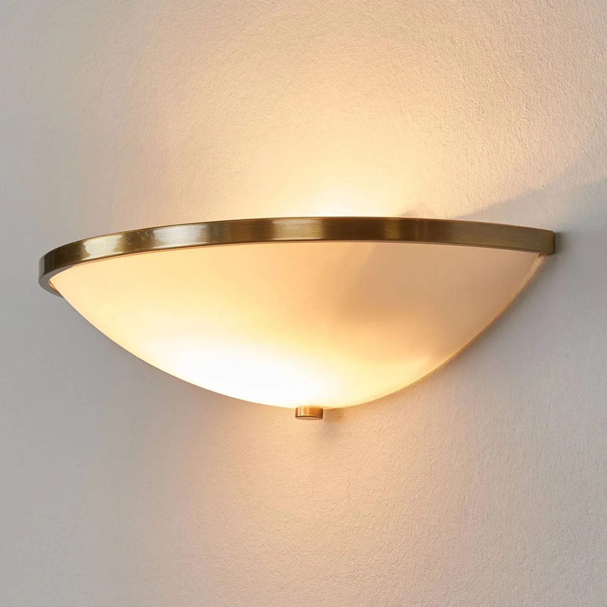 Stijlvolle wandlamp TALYA in oud-messingdecor van Orion in Oud-messing, Wit – productfoto