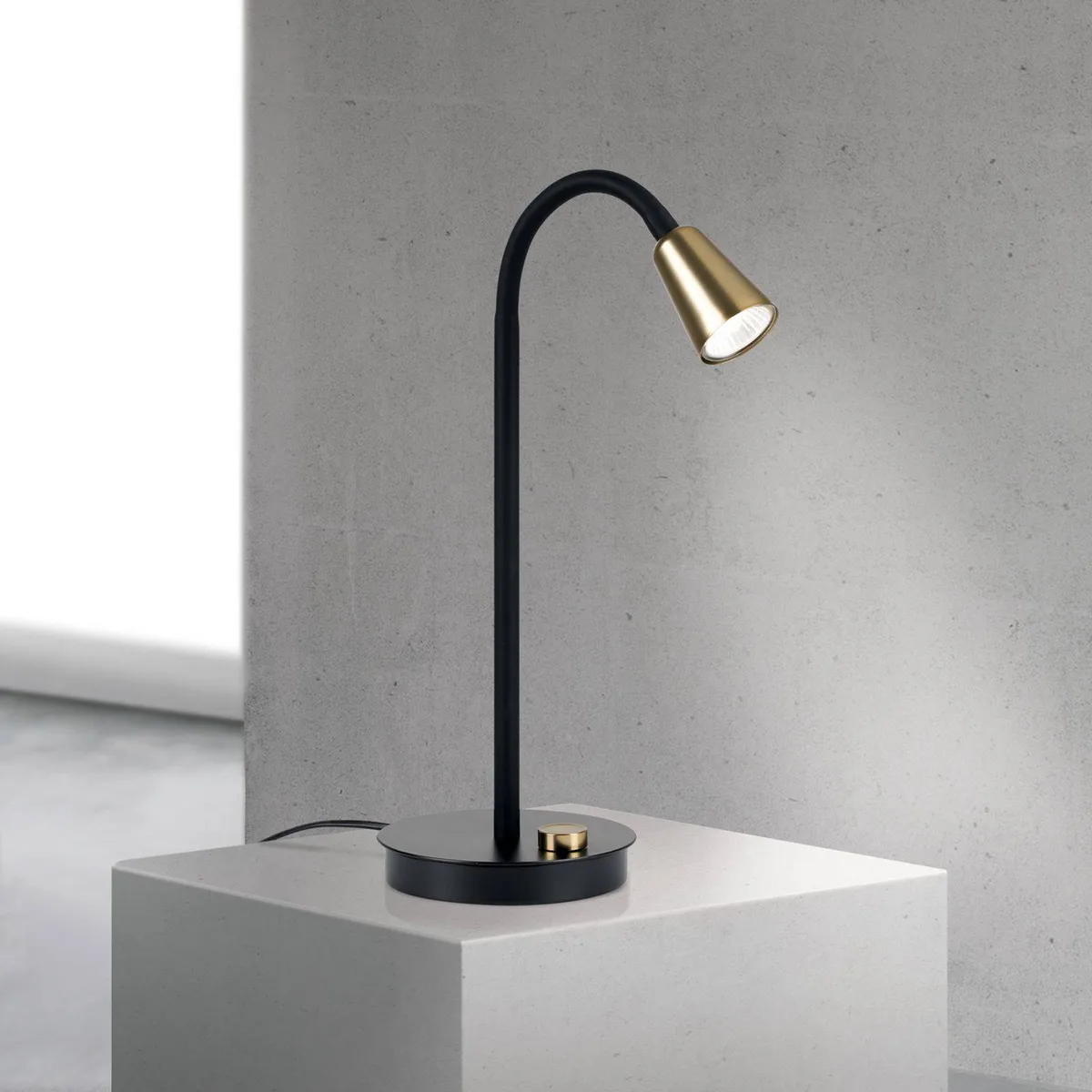 Tafellamp Dotty, messing, hoogte 45 cm, voet, dimmer, GU10 von Orion in Messing, Schwarz – Produktfoto