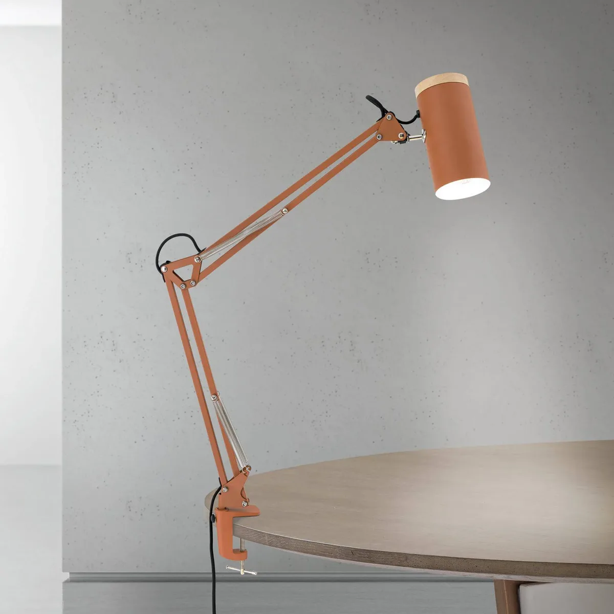 Tafellamp Gili, klem, staal, hoogte 75 cm, E27 fra Orion i Koraalrood – produktbillede