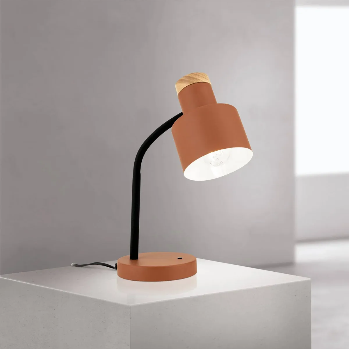 Tafellamp Gili, staal, hoogte 35 cm, E27 de Orion en Koraalrood – photo produit