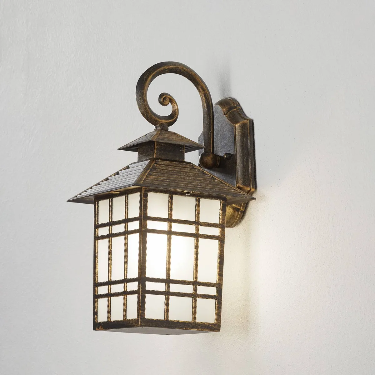 Traditionele buitenwandlamp ILKA, lantaarnvorm de Orion en Gepatineerd bruin, Mat wit – photo produit