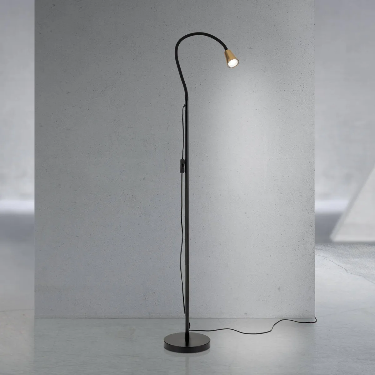 Vloerlamp Dotty, messingkleurig, hoogte 145 cm, flexibele arm, GU10 von Orion in Messing, Schwarz – Produktfoto