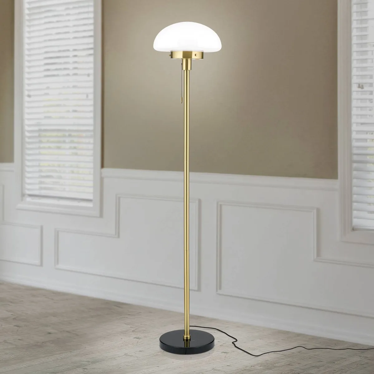 Vloerlamp Sparta, zwart/messing, glas, marmer, 148 cm fra Orion i Mat messing, Wit opaal, Sort – produktbillede