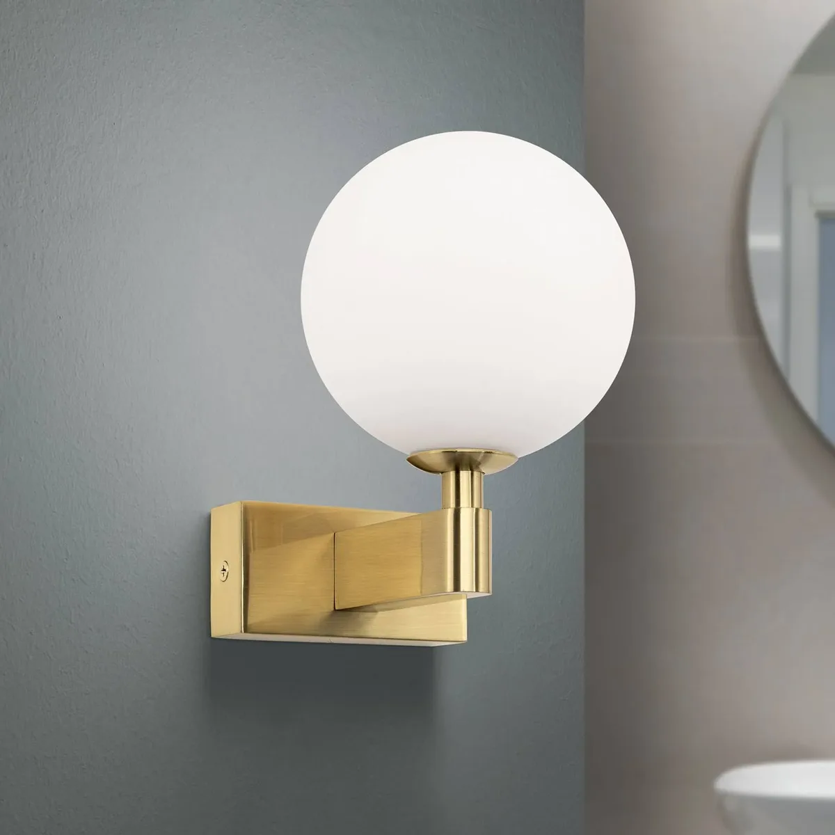 Wandlamp Mara, messingkleurig, glas, 17,5cm hoog, G9, IP44 fra Orion i Messing, Opaal mat – produktbillede