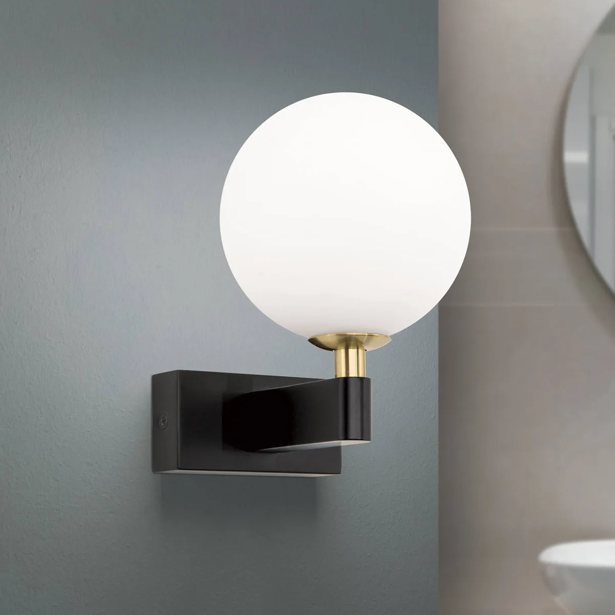 Wandlamp Mara, zwart, glas, 17,5 cm hoog, G9, IP44 von Orion in Schwarz, Messing, Opaal mat – Produktfoto