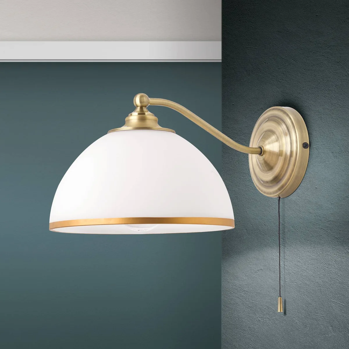 Wandlamp Old Lamp met trekschakelaar by Orion in Oudmessing, Opaal mat, Mat goud – product photo