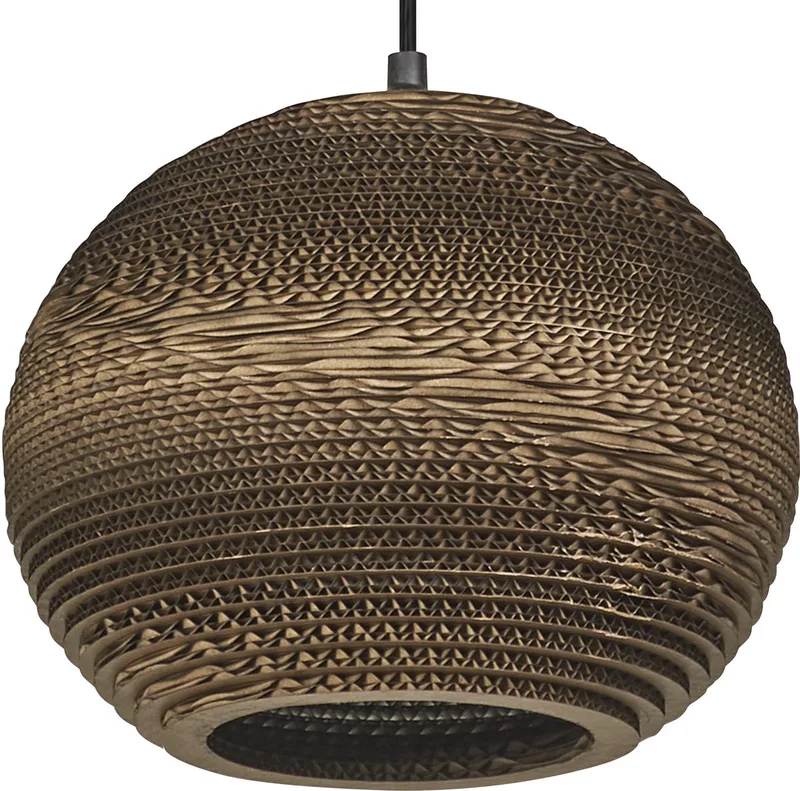 hanglamp Decor Cardboard Ball van golfkarton, lichtgewicht, E27, 260 mm diameter, lampenkap van gerecycled materiaal, duurzaam dankzij vervangbare lichtbron, eenvoudig te installeren fra Osram i Brun – produktbillede