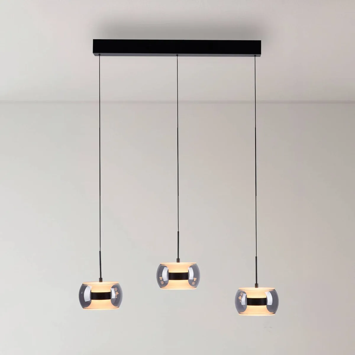 LED-Hängelampe Fumea Länge 71 cm schwarz/rauch Glas CCT 3-fl de Paul Neuhaus en Noir, Rauchgrau – photo produit