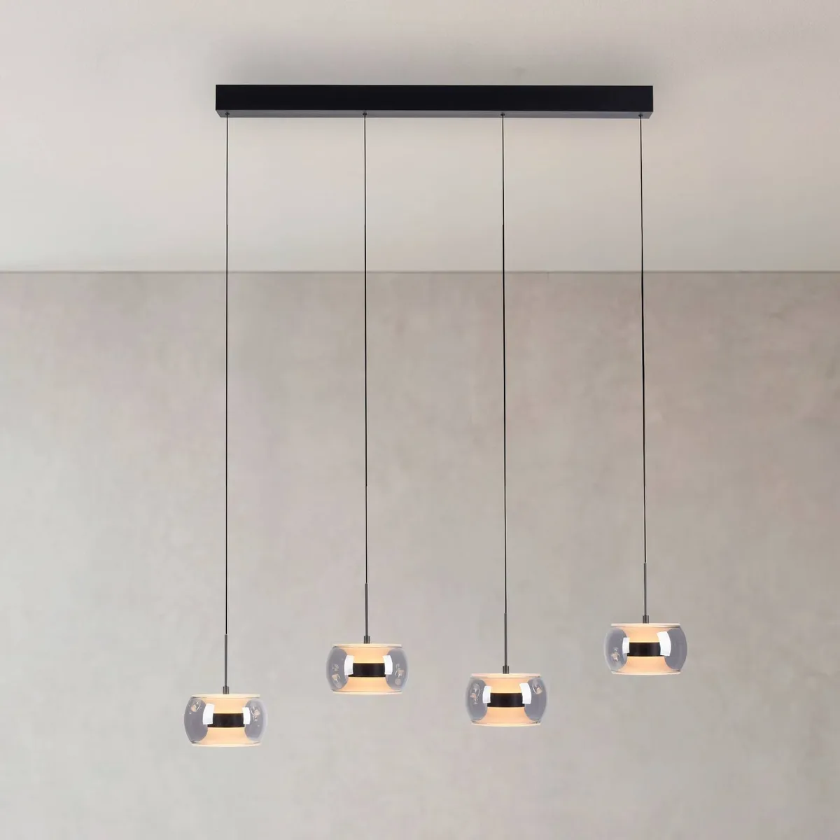 LED hanglamp Fumea, lengte 110 cm, zwart/rookkleurig glas, CCT, 4-lamps de Paul Neuhaus en Noir, Rookgrijs – photo produit