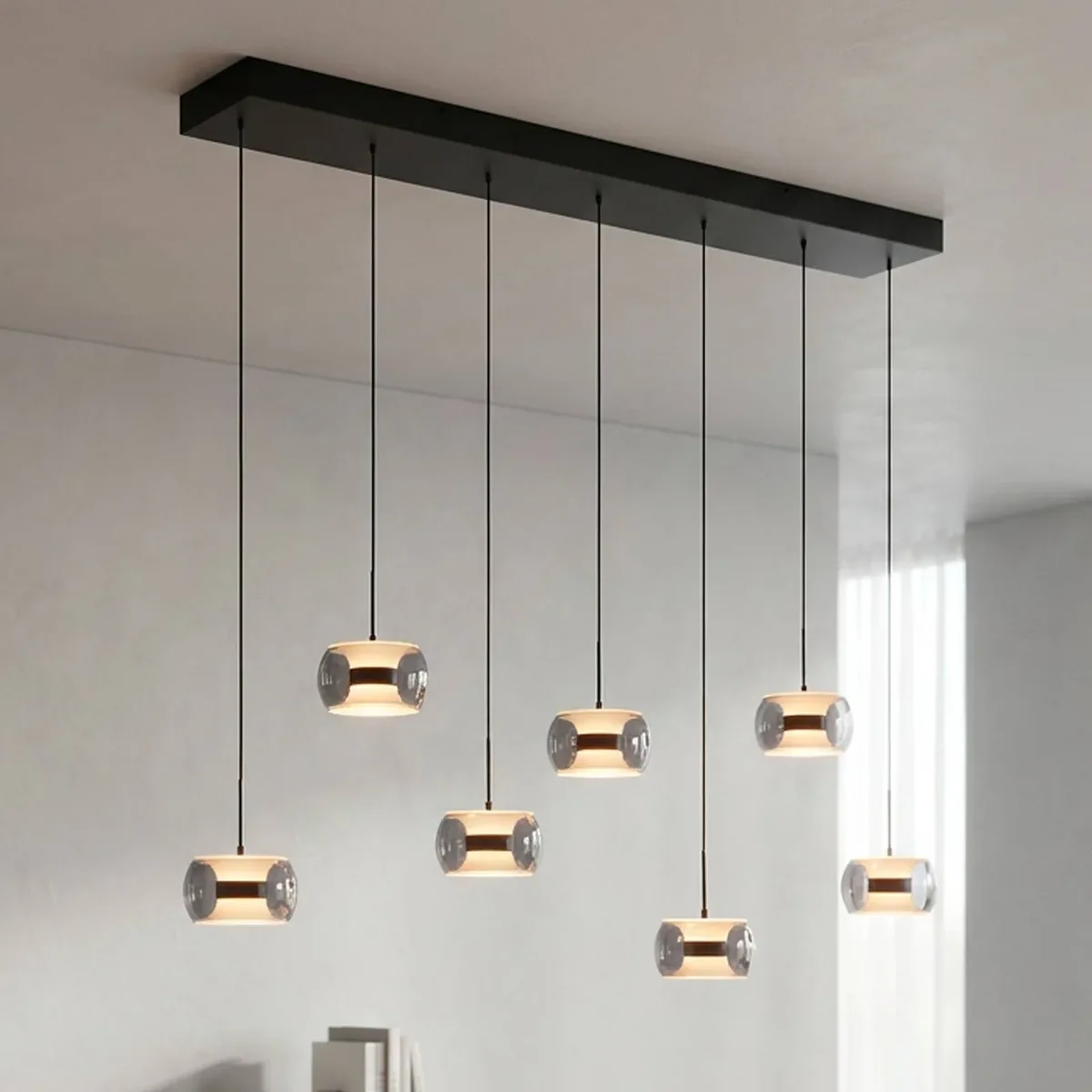 LED hanglamp Fumea, lengte 135 cm, zwart/rookkleurig glas, CCT 7-lamps fra Paul Neuhaus i Sort, Rookgrijs – produktbillede