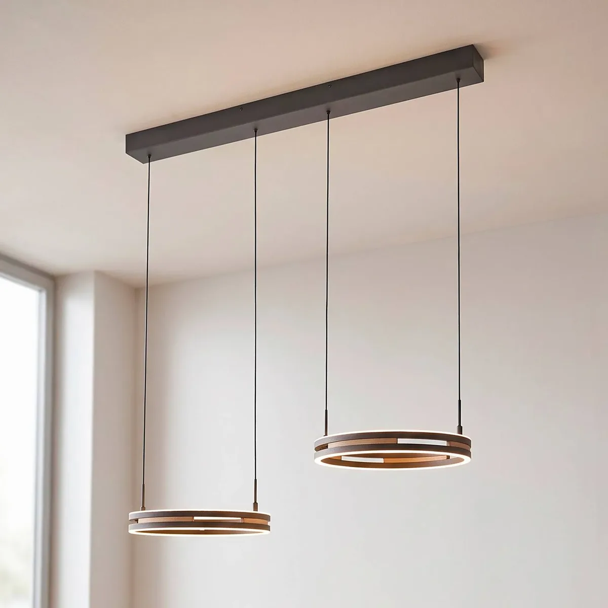 LED hanglamp Sveja, lengte 85 cm, zwart/houtkleur, CCT fra Paul Neuhaus i Eikenhout, Matzwart – produktbillede