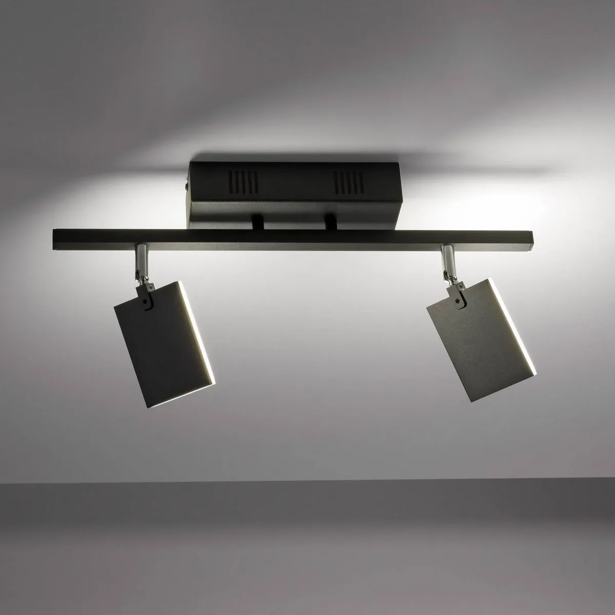 Mira plafondlamp 2-lamps remote CCT zwart fra Paul Neuhaus i Gesatineerd zwart – produktbillede
