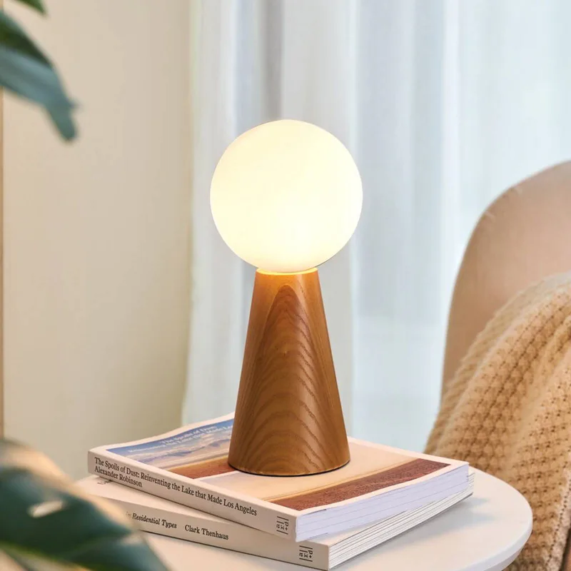 Woody Soul tafellamp, houten voet, glasbol von Pauleen in Licht hout, Opaalwit – Produktfoto