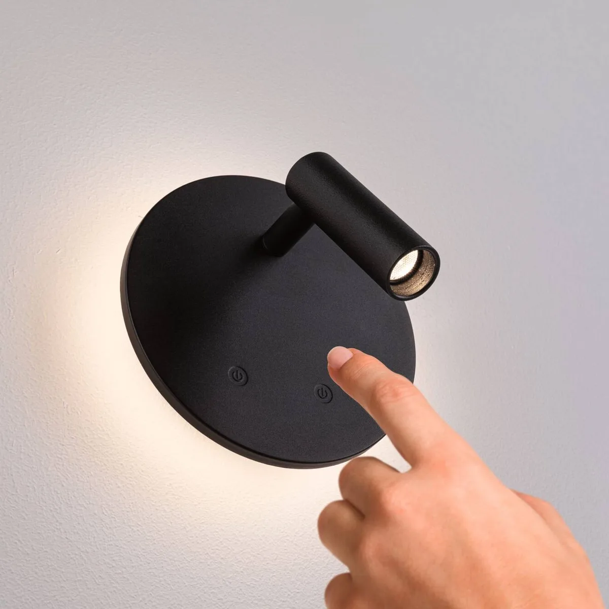 LED wandlamp op accu Kiora 2700K 80lm / 50lm 3,7V 0,6W / 0,7W dimbaar fra Paulmann i Sort – produktbillede 4 af 5