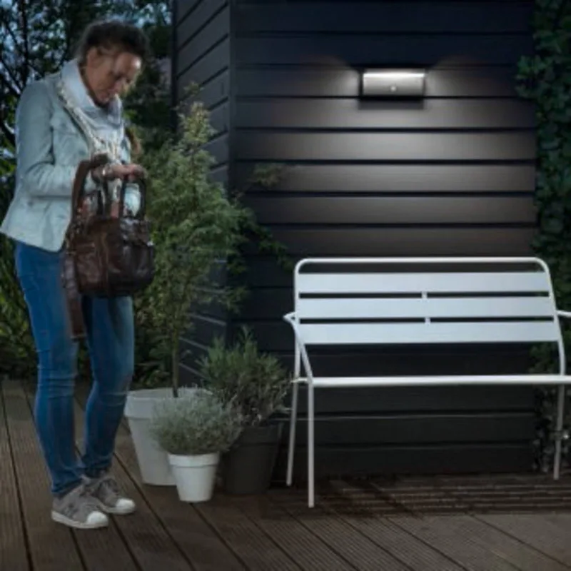 LED-Außenwandlampe Bustan Sensor, 4.000 K von Philips in Anthrazit – Produktfoto