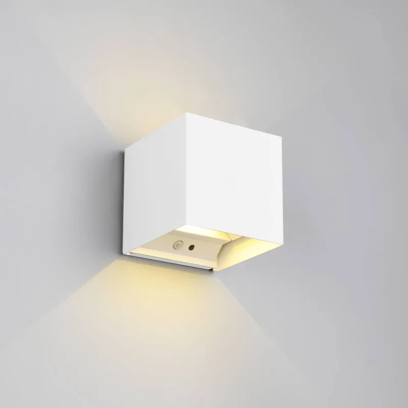 Buitenwandlamp Talent, wit, breedte 10 cm, sensor fra Reality i Wit mat – produktbillede