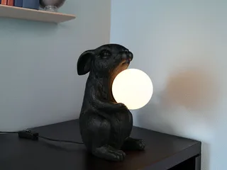 LED Nachttischlampe, Dimmfunktion, LED wechselbar, warmweiß, besondere Tischlampe ausgefallen-e Hasenlampe Höhe 28cm fra Reality i Sort – produktbillede 2 af 5
