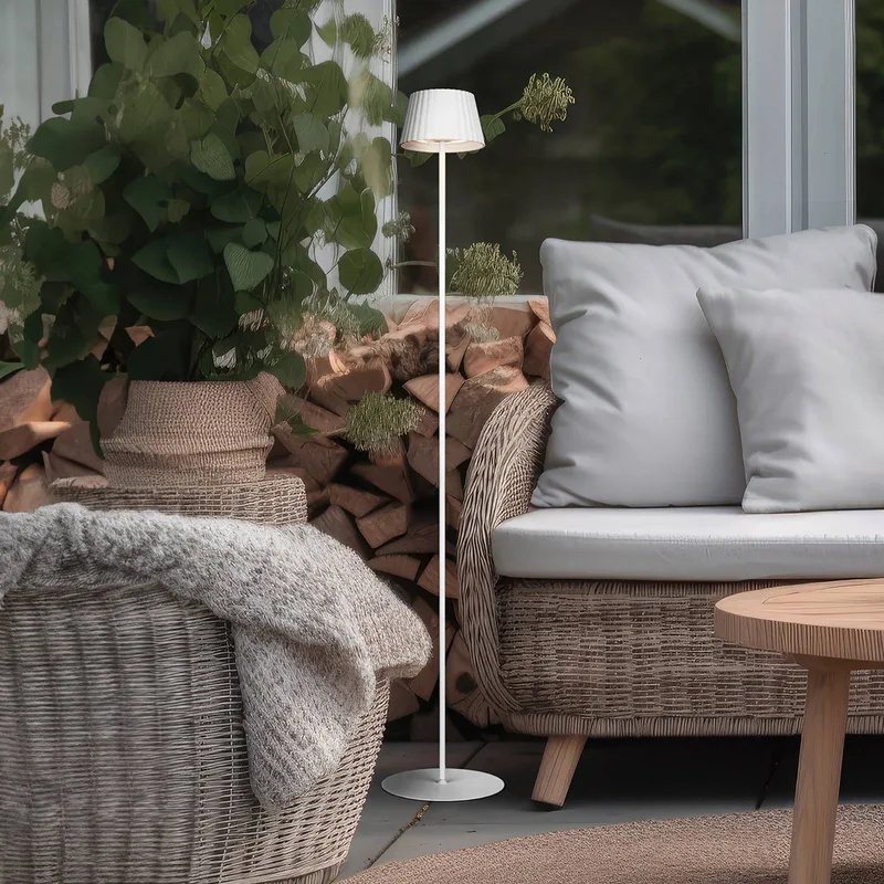 LED vloerlamp Suarez, wit, hoogte 123 cm, metaal van Reality in Wit mat – productfoto