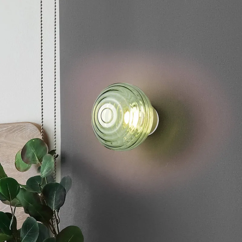 LED wandlamp Earl, messing/groen, glas, Ø 15,5 cm de Reality en Messing mat, Vert – photo produit