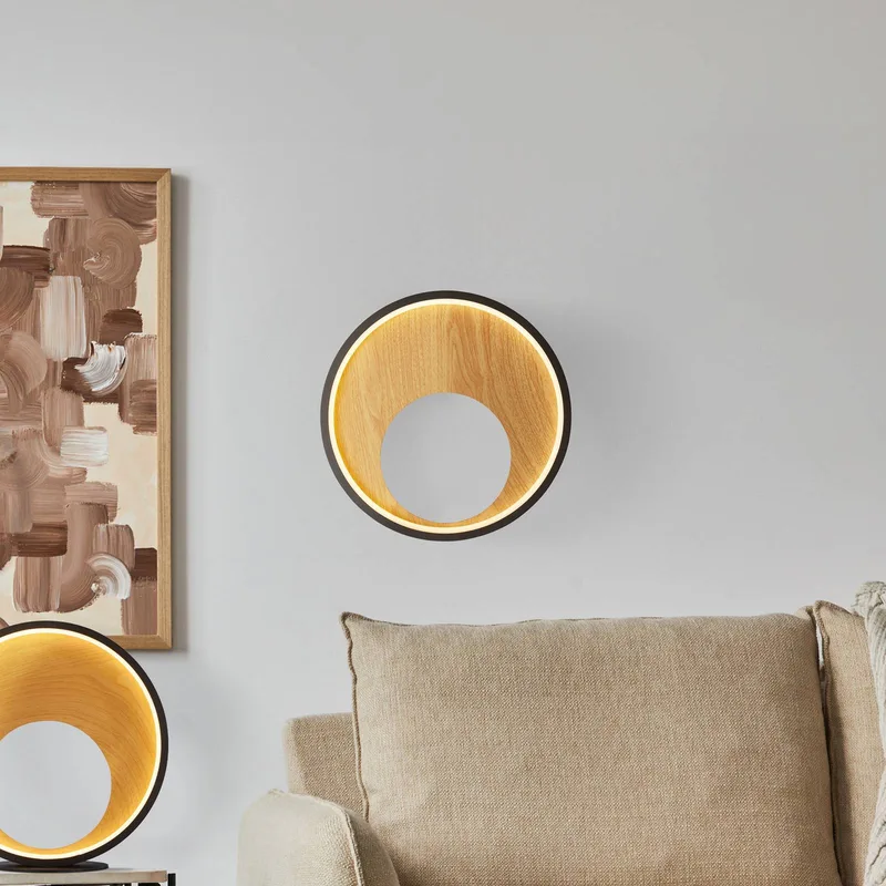 Curio LED-væglampe, trælook fra Searchlight i Sort, Licht hout – produktbillede