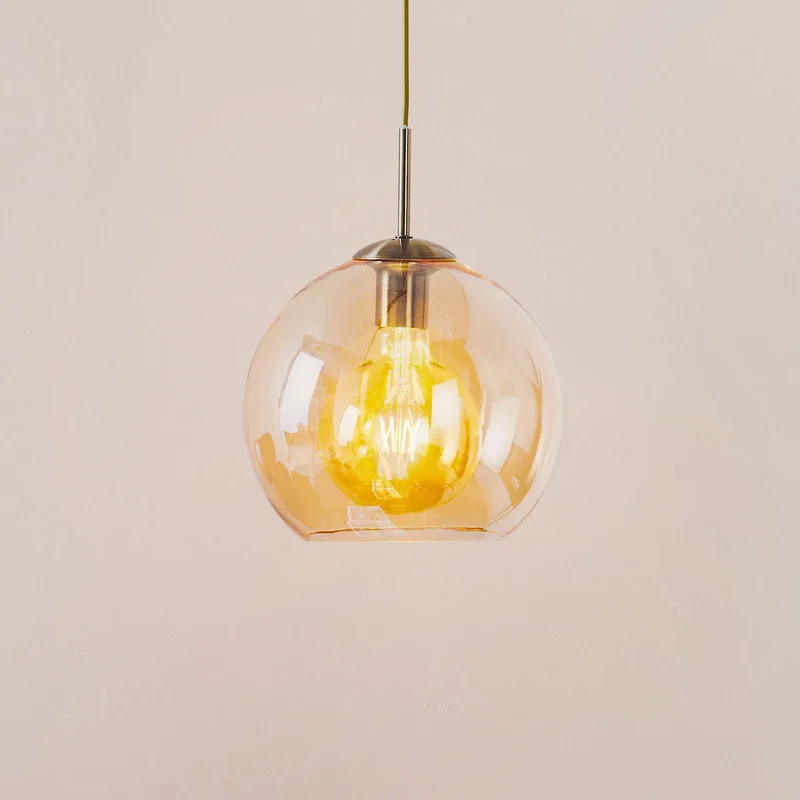 Pendellampe Balls med ravfarvede glaskugler 25 cm fra Searchlight i Oudmessing, Barnsteen – produktbillede
