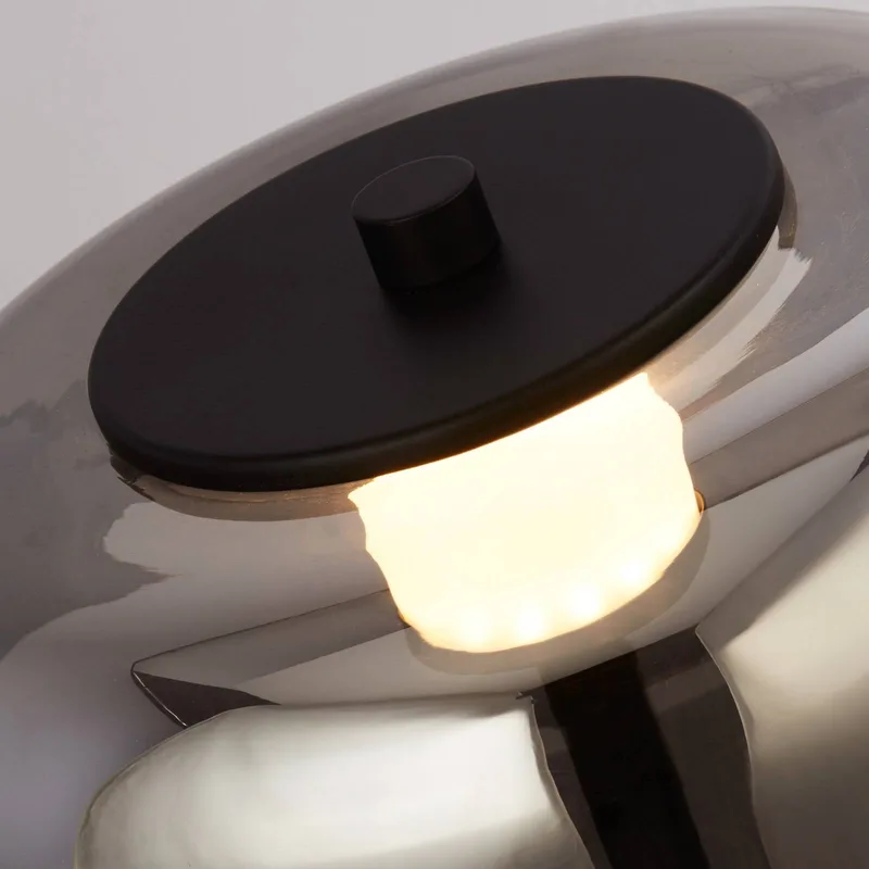 LED-Tischleuchte Frisbee mit Glasschirm von Searchlight in Mat zwart, Rookgrijs – Produktfoto