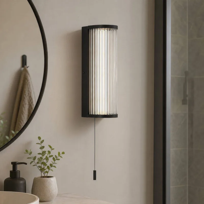 LED wandlamp Rue, zwart, IP44, metaal, glas, 3.000 K von Searchlight in Schwarz, Transparent – Produktfoto