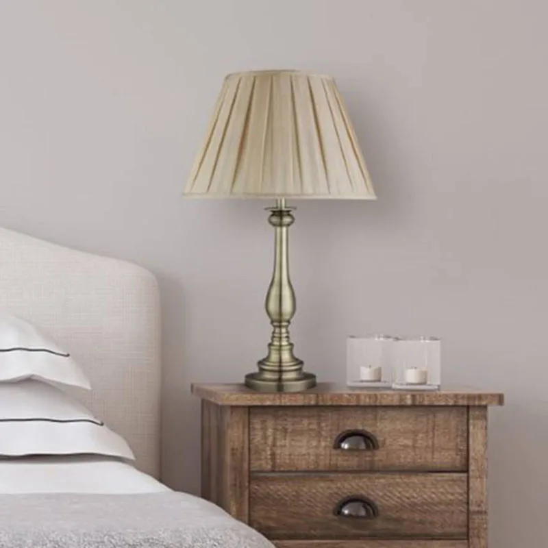 Flemish bordlampe i klassisk look fra Searchlight i Antiek-messing – produktbillede