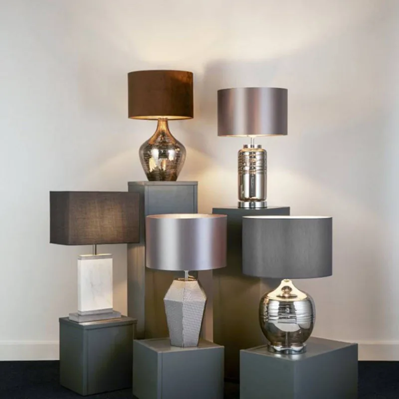Tafellamp Polygon met glazen voet van Searchlight in Grijs – productfoto
