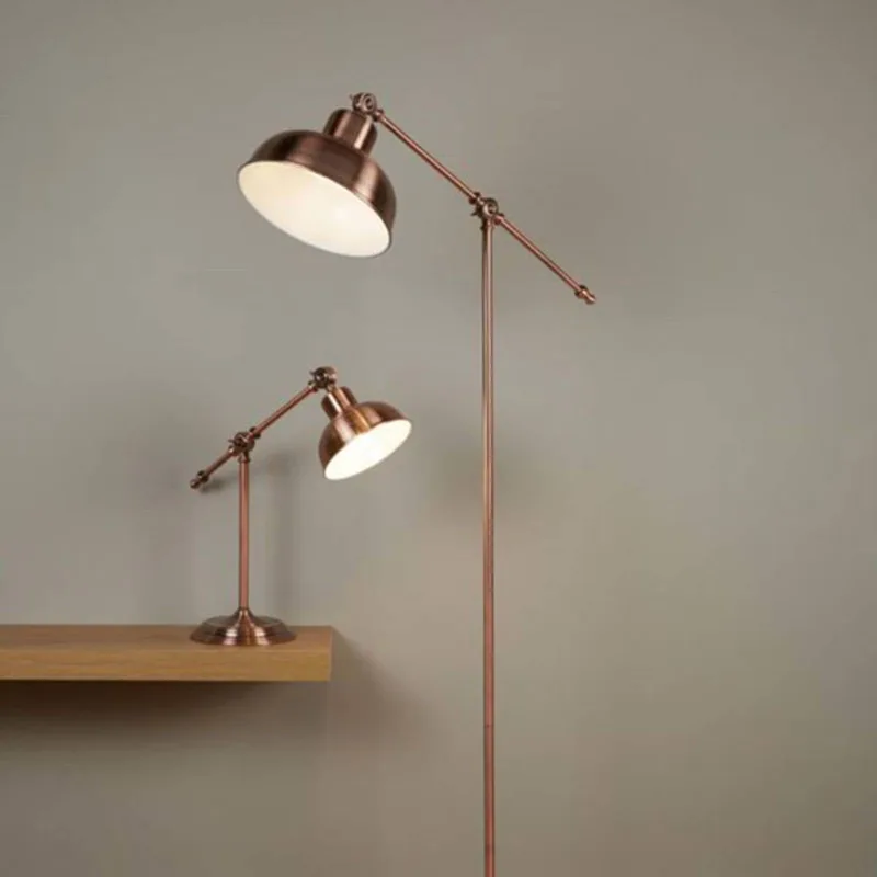 Vloerlamp Macbeth van metaal in trendy koper van Searchlight in Antiek koper – productfoto