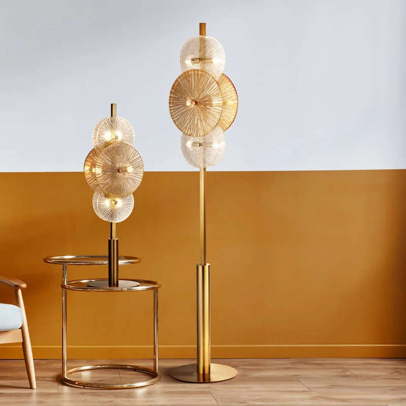 Wagon Wheel vloerlamp, 6-lamps van Searchlight in Messing, Helder, Amber – productfoto