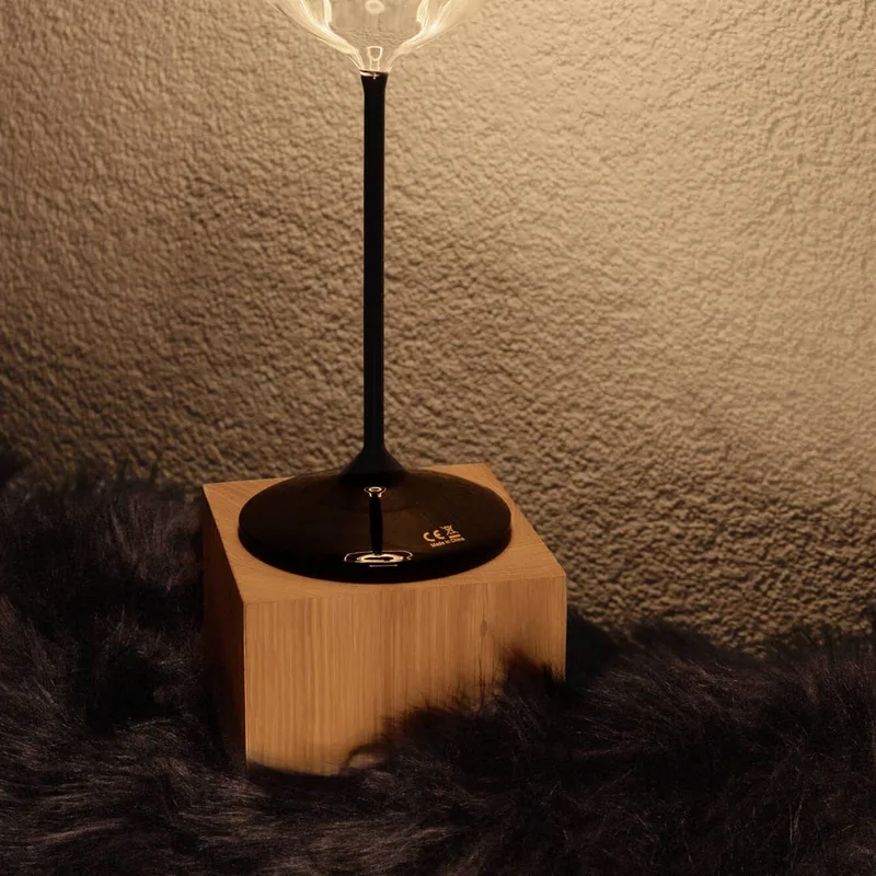 tafellamp Cozy, geolied eikenhout, kubusvorm, E27 van Segula in Eik – productfoto